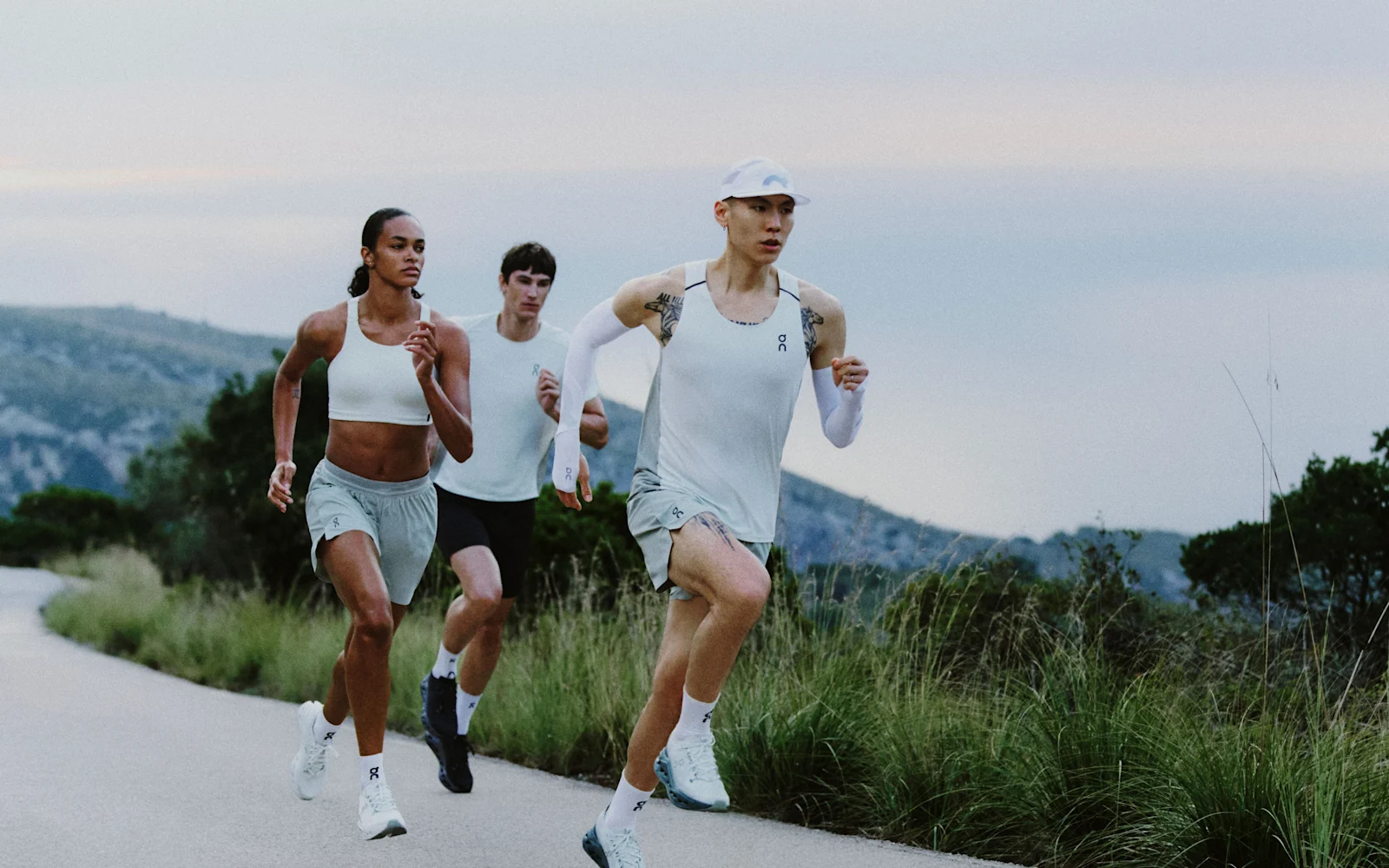 Groupe de coureurs sur une route de campagne